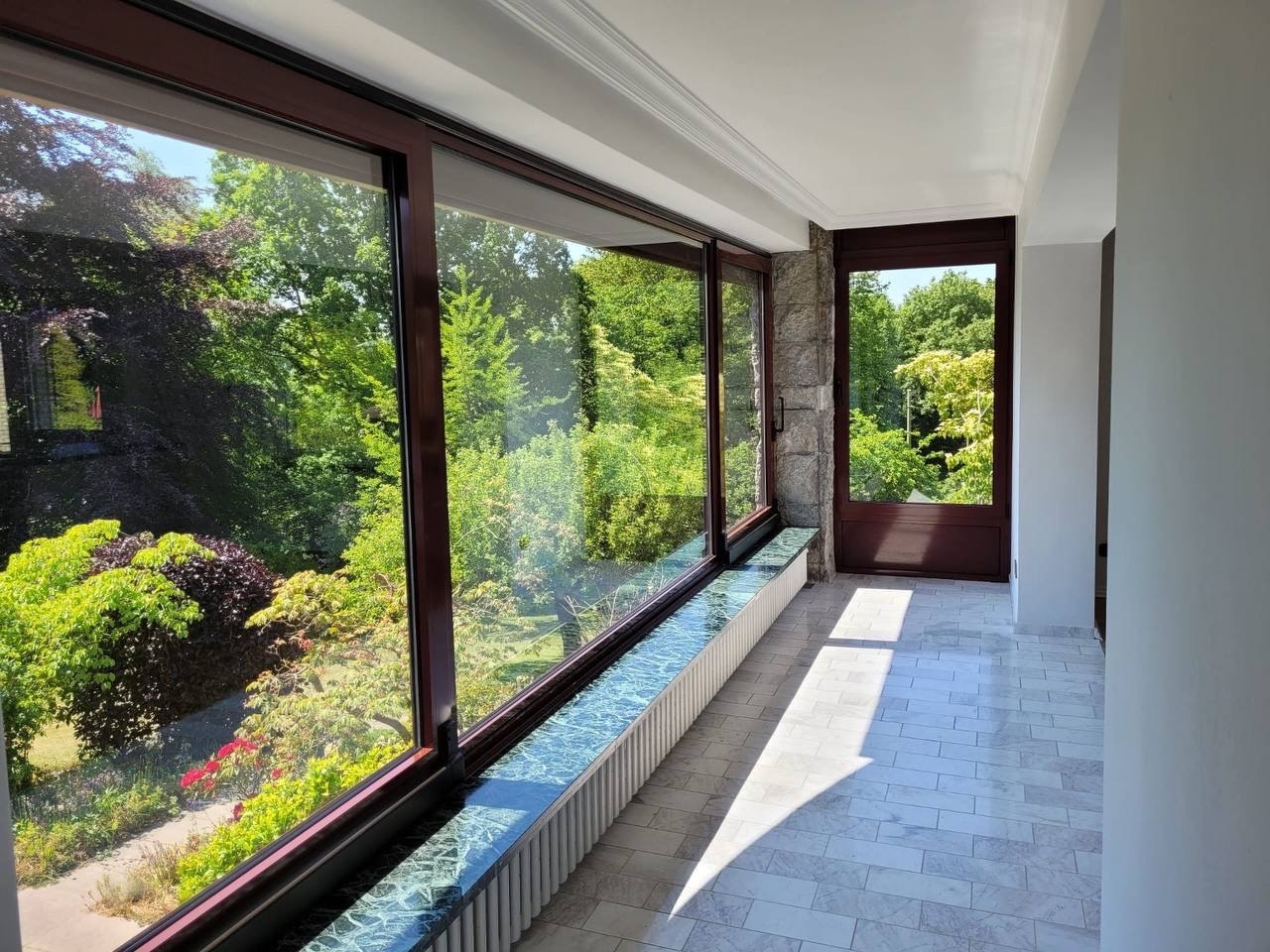 Heller Wintergarten mit Blick ins Grüne