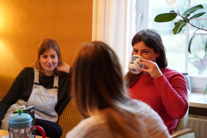 Inspirierende Gespräche im Coliving Eine Gruppe von Frauen unterhält sich