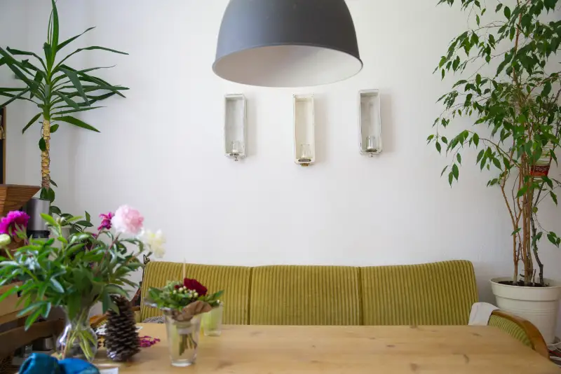 Eine Gitarre lehnt an der Wand