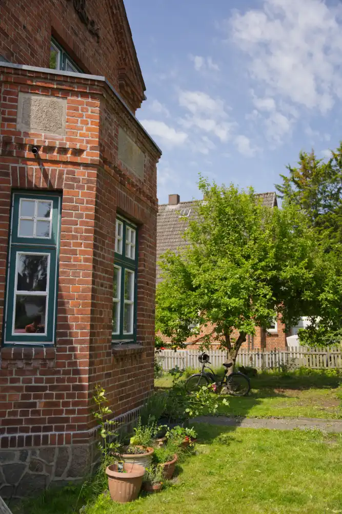 Ein schneebedecktes Haus