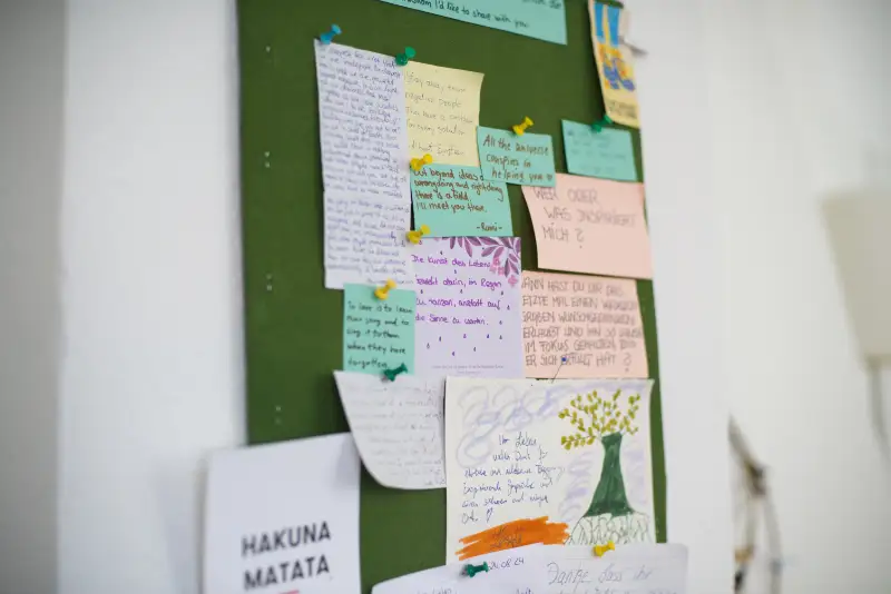 Ein ergonomischer Stuhl steht neben einem kleinen Tisch